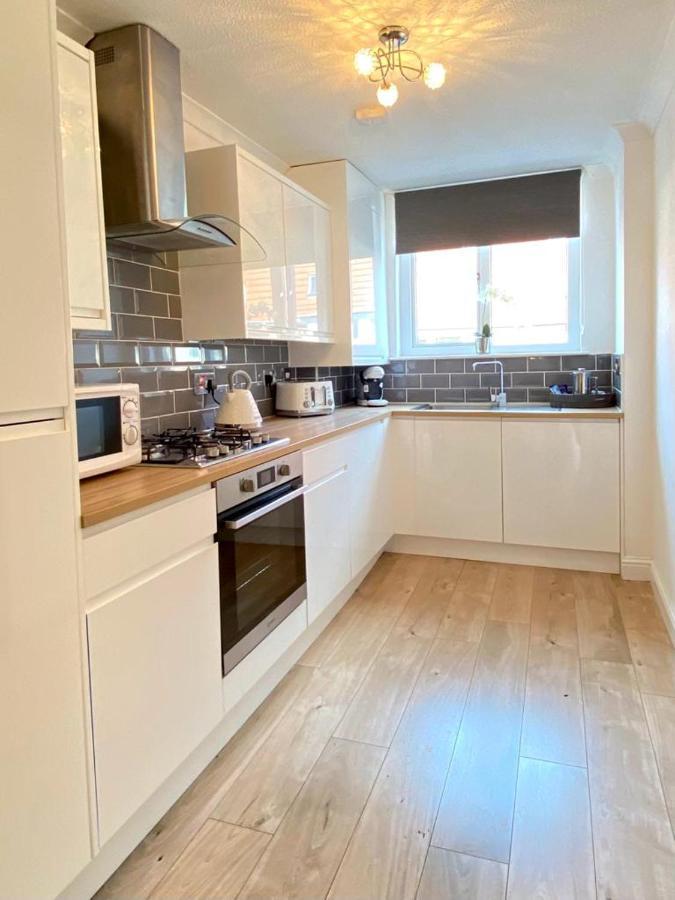 3 Bedroom - 2 Bathroom Townhouse In Corstorphine Near Murrayfield Stadium - Direct Bus To Edinburgh City Centre In 20 Minutes - Two Private Parking Spaces - Private Sunny Garden - Recently Refurbished Экстерьер фото