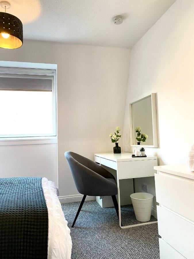 3 Bedroom - 2 Bathroom Townhouse In Corstorphine Near Murrayfield Stadium - Direct Bus To Edinburgh City Centre In 20 Minutes - Two Private Parking Spaces - Private Sunny Garden - Recently Refurbished Экстерьер фото