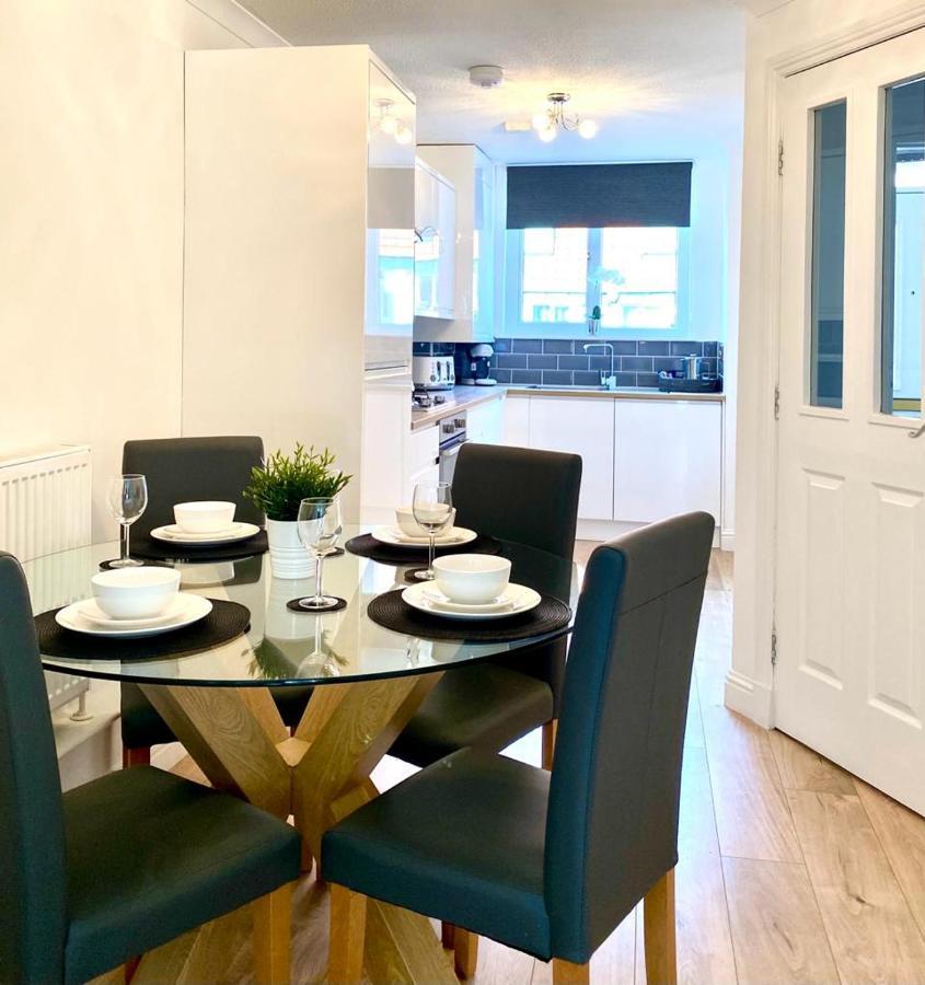 3 Bedroom - 2 Bathroom Townhouse In Corstorphine Near Murrayfield Stadium - Direct Bus To Edinburgh City Centre In 20 Minutes - Two Private Parking Spaces - Private Sunny Garden - Recently Refurbished Экстерьер фото