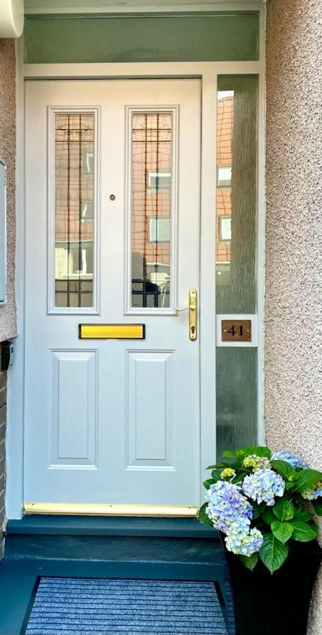 3 Bedroom - 2 Bathroom Townhouse In Corstorphine Near Murrayfield Stadium - Direct Bus To Edinburgh City Centre In 20 Minutes - Two Private Parking Spaces - Private Sunny Garden - Recently Refurbished Экстерьер фото