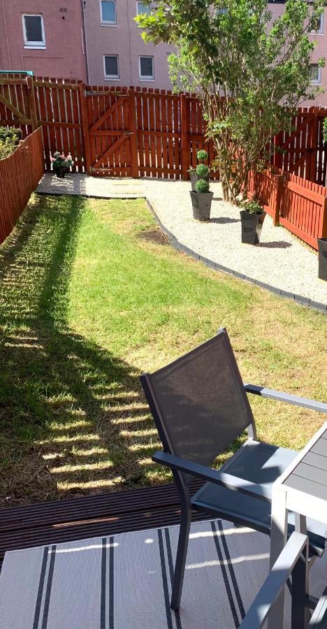 3 Bedroom - 2 Bathroom Townhouse In Corstorphine Near Murrayfield Stadium - Direct Bus To Edinburgh City Centre In 20 Minutes - Two Private Parking Spaces - Private Sunny Garden - Recently Refurbished Экстерьер фото
