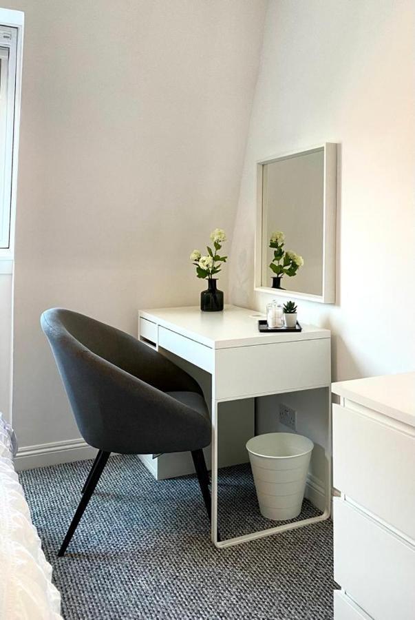 3 Bedroom - 2 Bathroom Townhouse In Corstorphine Near Murrayfield Stadium - Direct Bus To Edinburgh City Centre In 20 Minutes - Two Private Parking Spaces - Private Sunny Garden - Recently Refurbished Экстерьер фото