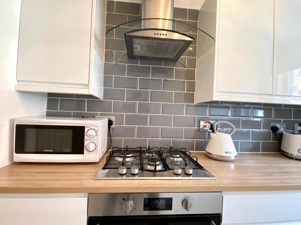 3 Bedroom - 2 Bathroom Townhouse In Corstorphine Near Murrayfield Stadium - Direct Bus To Edinburgh City Centre In 20 Minutes - Two Private Parking Spaces - Private Sunny Garden - Recently Refurbished Экстерьер фото