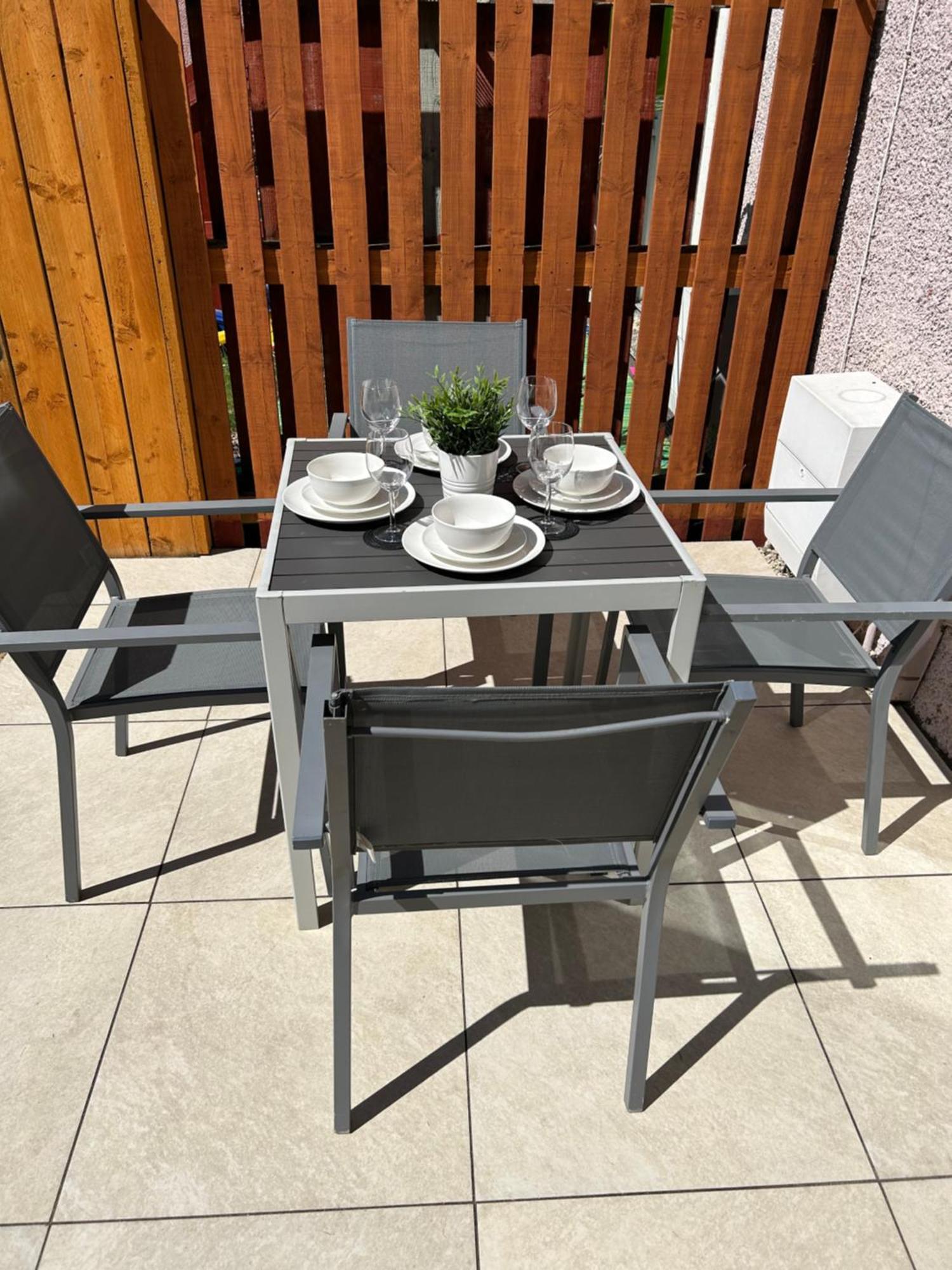 3 Bedroom - 2 Bathroom Townhouse In Corstorphine Near Murrayfield Stadium - Direct Bus To Edinburgh City Centre In 20 Minutes - Two Private Parking Spaces - Private Sunny Garden - Recently Refurbished Экстерьер фото