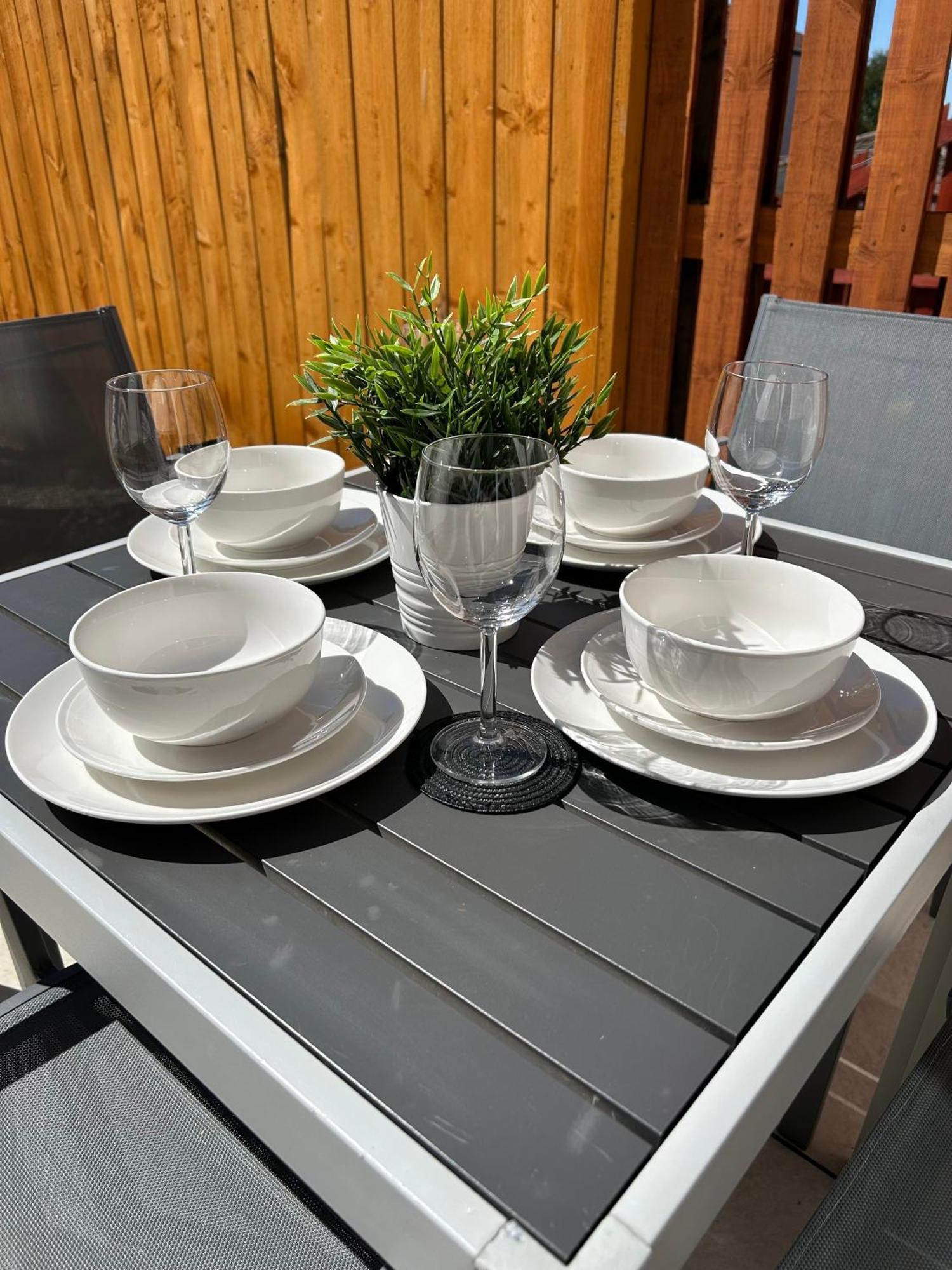3 Bedroom - 2 Bathroom Townhouse In Corstorphine Near Murrayfield Stadium - Direct Bus To Edinburgh City Centre In 20 Minutes - Two Private Parking Spaces - Private Sunny Garden - Recently Refurbished Экстерьер фото